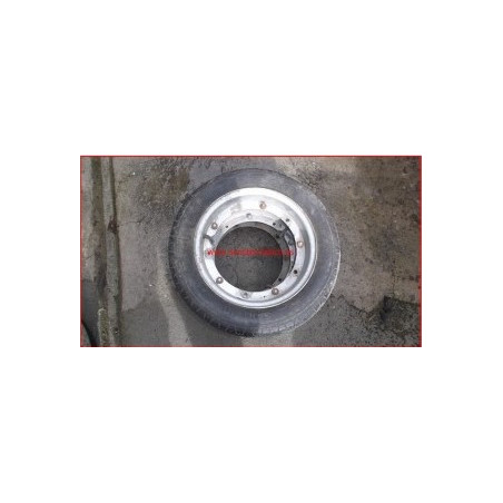 Kit de tres llantas con cubierta de la marca Pirelli
