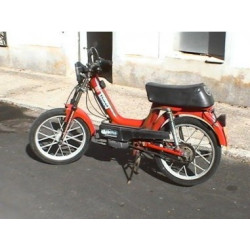 Ciclomotor de la marca Guzzi documentad