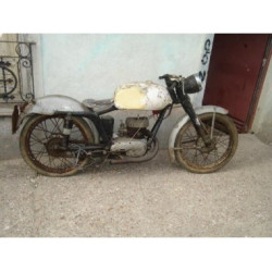 Motocicleta de la marca MV, de 125 cc de dos tiempos