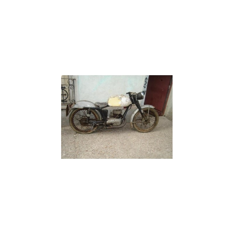 Motocicleta de la marca MV, de 125 cc de dos tiempos