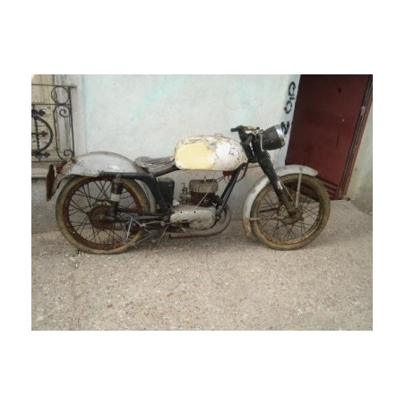 Motocicleta de la marca MV, de 125 cc de dos tiempos