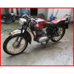 Motocicleta de la marca MV, de 125 cc de dos tiempos