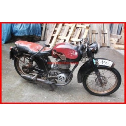Motocicleta de la marca MV, de 125 cc de dos tiempos