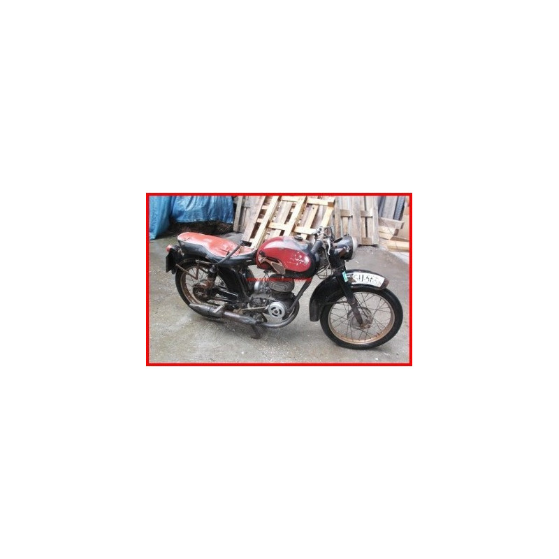 Motocicleta de la marca MV, de 125 cc de dos tiempos