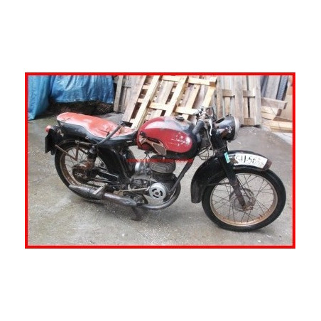 Motocicleta de la marca MV, de 125 cc de dos tiempos